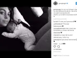 Georgina Rodríguez se ha convertido en una madre primeriza de lo más moderna. Está encantada con su maternidad y siempre que puede lo comparte en las redes sociales. Ya han sido varias las veces que ha compartido en las redes sociales alguna fotografí­a de Alana Martina de lo más tierna y, esta vez, ha escrito un pequeño texto en el que demuestra estar viviendo uno de los momentos más bonitos de su vida.