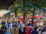 Ciudadanos en una calle de Bilbao