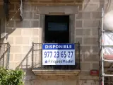 Un cartel que anuncia una vivienda en venta.