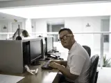 Un hombre, trabajando en la recepeci&oacute;n de un hospital