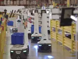 Imagen de archivo de robots trabajando en una empresa.