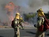 Varios bomberos sofocan un incendio en Ourense el pasado mes de agosto.