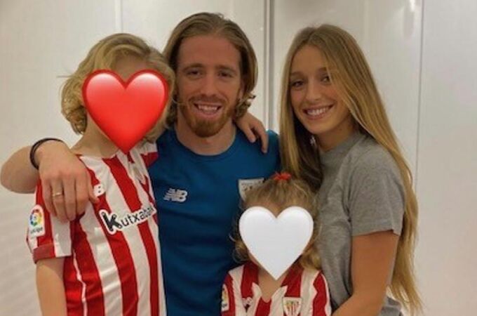 Iker Muniain, Andrea Sesma y sus dos hijos.