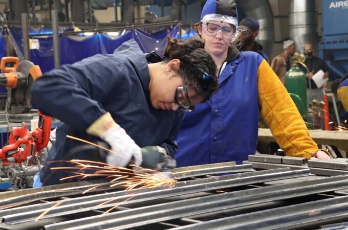 Jóvenes estudiantes realizan prácticas de un módulo de Formación Profesional