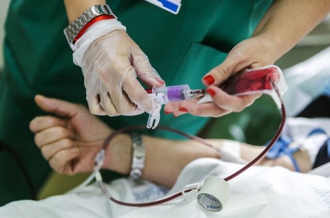 Extracción sanguínea en la maratón de recogida de donaciones de sangre que organiza el Hospital Universitario Ramón y Cajal