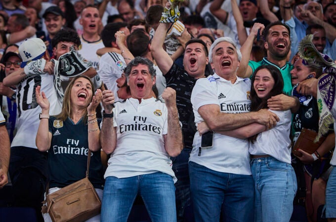 Los aficionados del Bernabéu celebran el gol de Carvajal