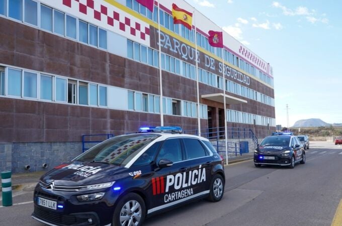 Vehículos de la Policía Local de Cartagena, frente al Parque de Seguridad