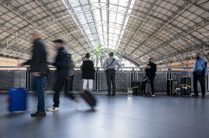 Viajeros con maletas en la Estación Puerta de Atocha de Madrid