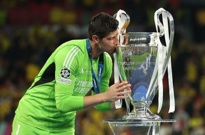 Thibaut Courtois besa la Copa de Europa