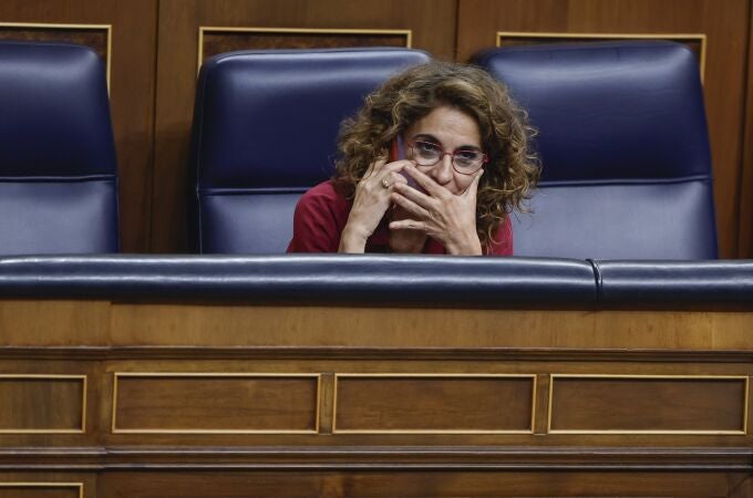 La vicepresidenta primera y ministra de Hacienda, María Jesús Montero, este martes en el Pleno del Congreso de los Diputados. 