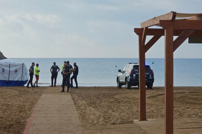 Efectivos policiales en la playa de La Reya, en Mazarrón (Murcia), tras rescatar a una mujer en parada cardiorrespiratoria que finalmente ha fallecido