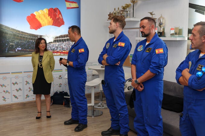 La ministra de Defensa, Margarita Robles visita la Escuela Militar de Paracaidismo 'Méndez Parada' y el Escuadrón de Zapadores Paracaidistas, en la Base Aérea de Alcantarilla (Murcia).