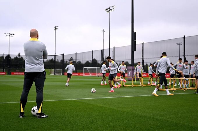 Arne Slot en el entrenamiento del Liverpool