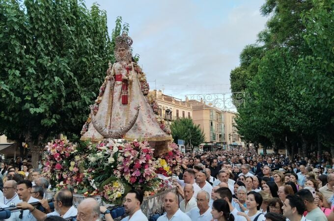 Miles de personas acompañaron a la Virgen de la Fuensanta en la romería hacia su santuario en Algezares