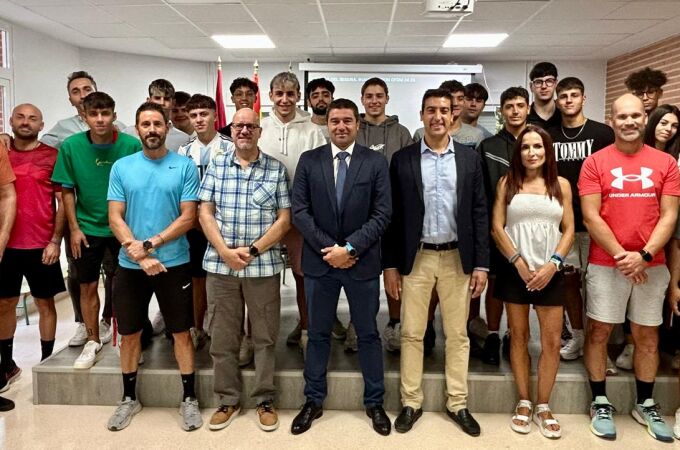 El director general de Formación Profesional, Enseñanzas de Régimen Especial y Educación Permanente, Luis Quiñonero, y el alcalde de Blanca, Pablo Cano, visitan el IES Valle del Segura