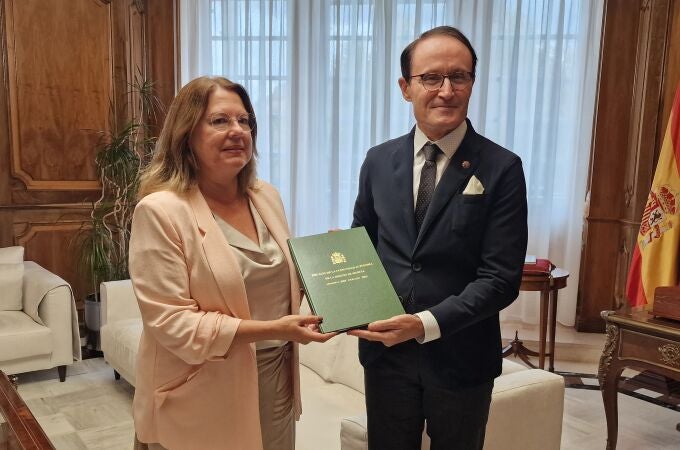 El Fiscal Superior de la Región de Murcia, José Luis Díaz Manzanera junto a la presidenta de la Cámara, Visitación Martínez,