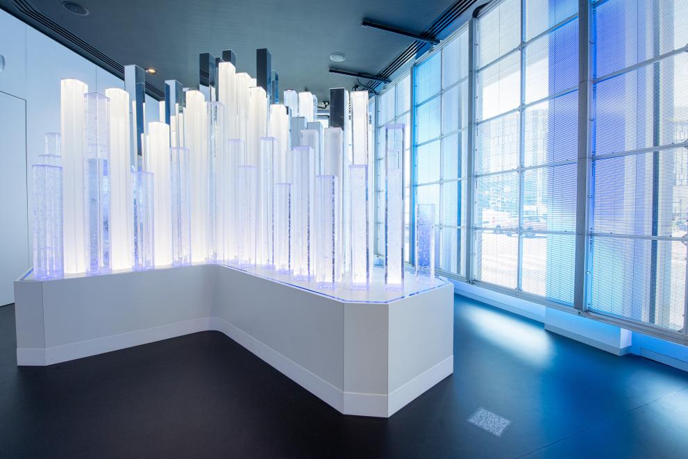 A sculpture composed of different cubical mirror tubes in the shape of the Berlaymont.