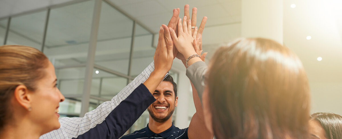 collègues donnant un high five