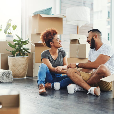 Photo d'un jeune couple prenant une pause lors d'un déménagement