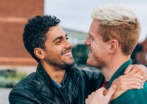 deux hommes amoureux s'embrassent en se souriant