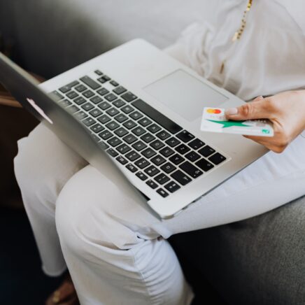 Femme utilisant sa carte bleue