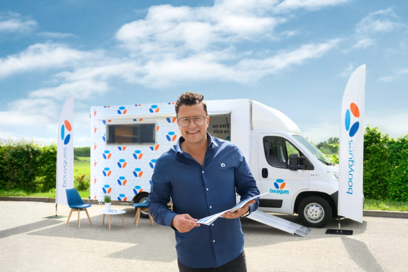 Conseiller Bouygues Telecom devant son camion Fibre