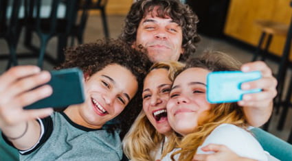 Famille se prenant en selfie avec leur smartphone