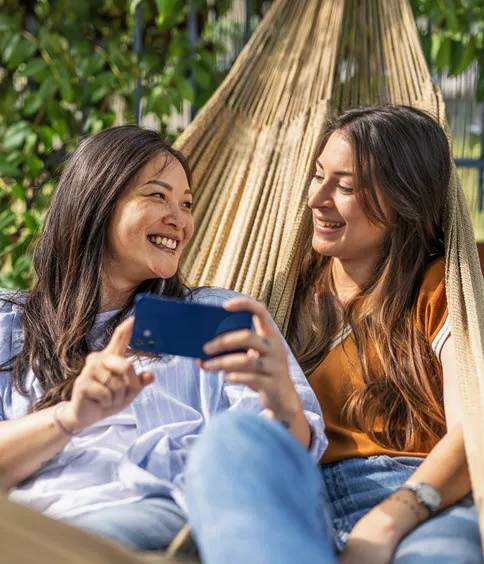 Deux amis se prennent en photo avec leur smartphone