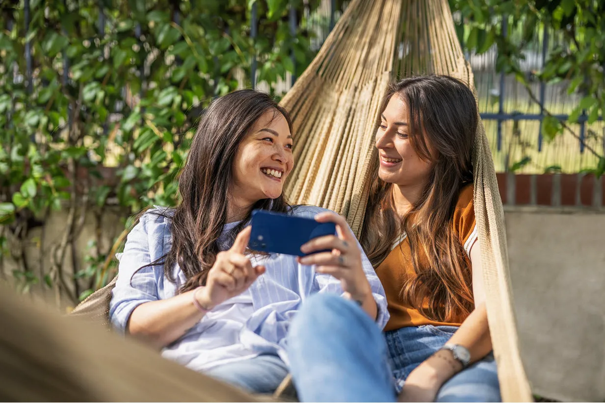 Deux amies faisant un selfie avec leur téléphone