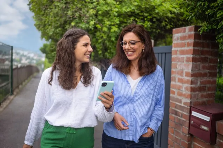 Jeune femme profitant du réseau mobile Bouygues Telecom sur son smartphone