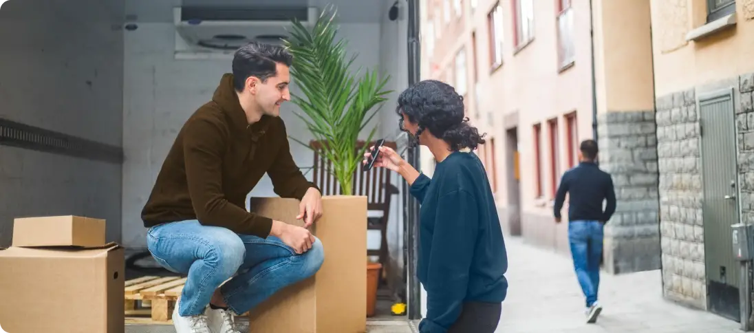 Image d'un homme qui installe la box