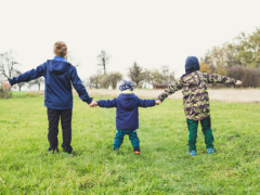 Les « vil­lages fra­tries », une ini­tia­tive du Finistère pour les enfants confiés à l’ASE – mai 2024