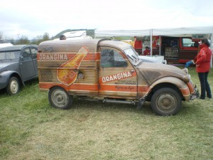 Une 2cv Orangina, auto aussi emblématique que la petite bouteille ronde