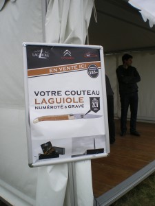 U n laguiole souvenir était disponible sur le stand de C12 automobile 