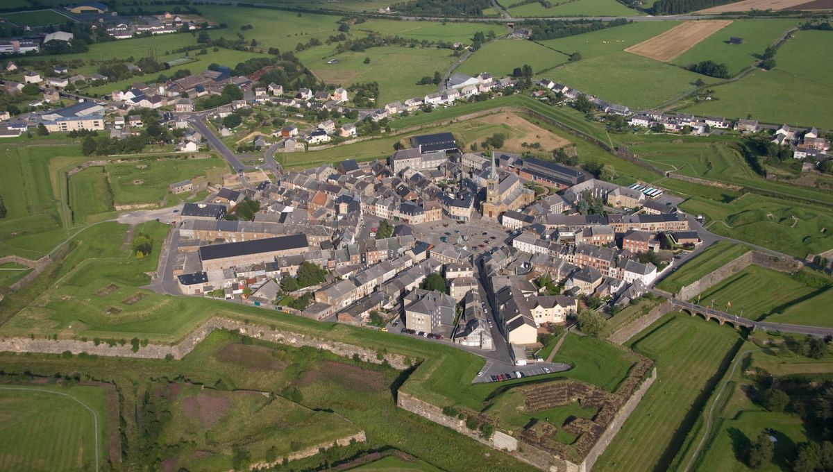 Vue aérienne de Rocroi et sa forme particulière en étoile