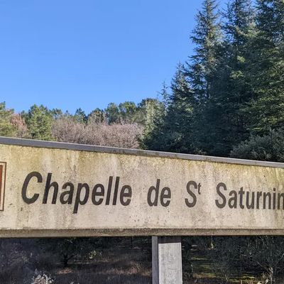 Panneau indiquant la chapelle de Saint-Saturnin à Allègre-les-Fumades.