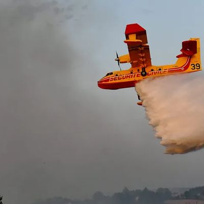 Un Canadair en intervention à Comprégnac en Aveyron. 