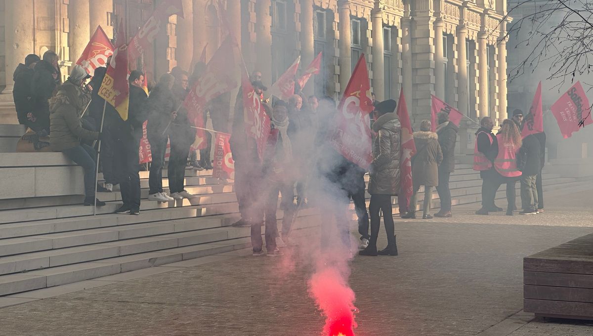 la CGT devant la mairie de Reims