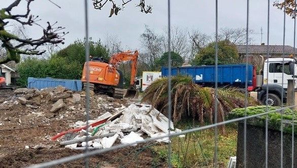 Démolition d'une maison en cours rue du Bois du Pont