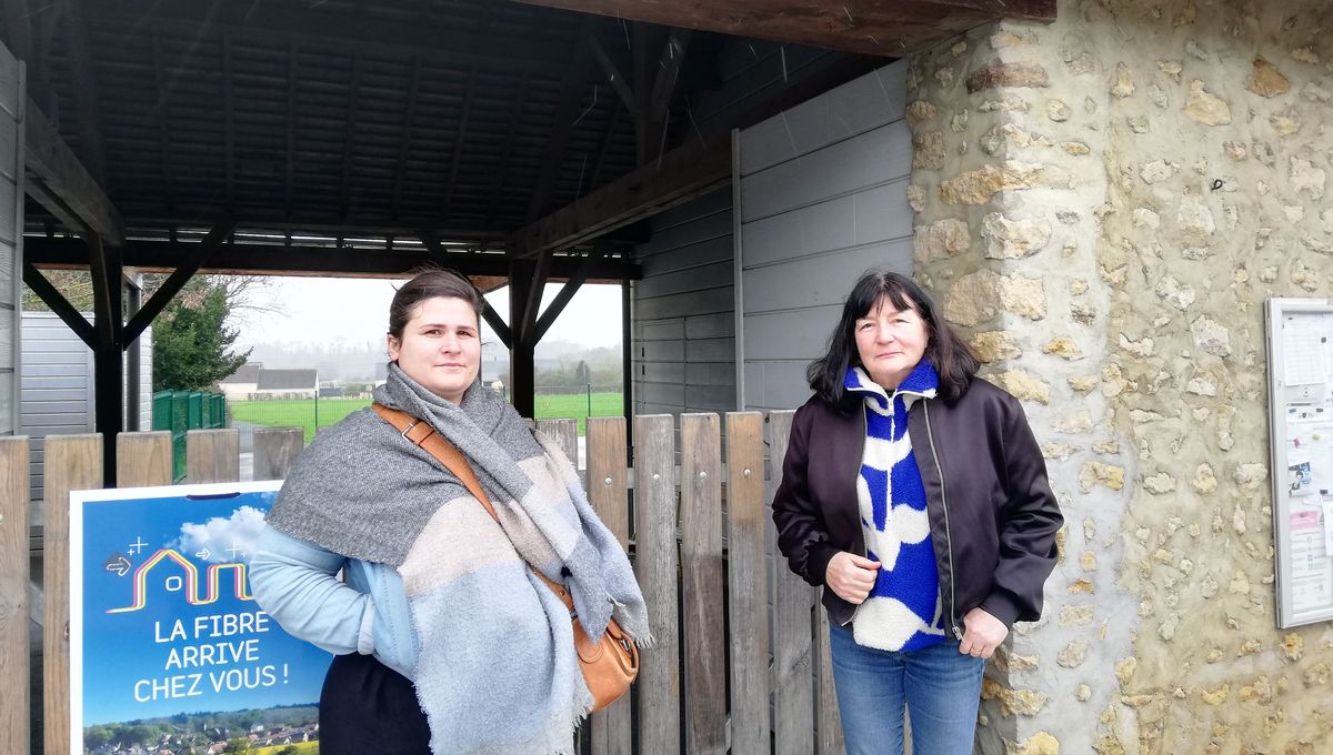 Caroline Serre, représentante des parents d'élèves, et Agnès Dubois-Schmitt, maire de Saint-Marceau devant l'école du village.