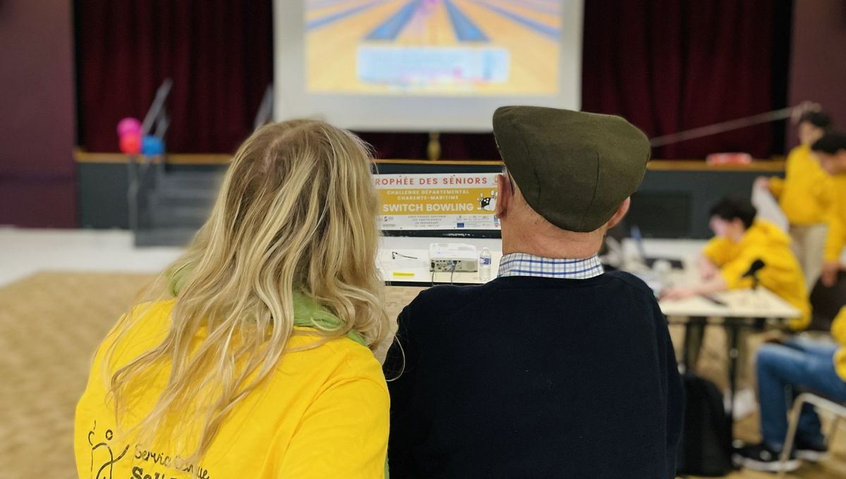 Seize personnes âgées ont participé au tournoi départemental de e-bowling à Tonnay-Charente.