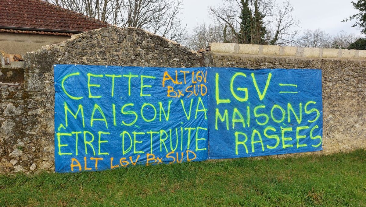 La mobilisation s'affiche sur les murs, les clôtures de Saint-Medard-d'Eyrans