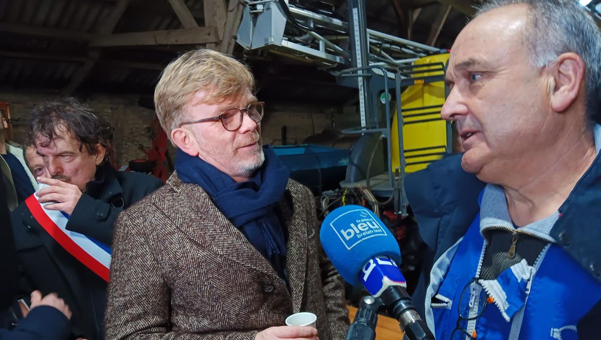 Marc Fesneau, le ministre de l'Agriculture, en visite dans une exploitation porcine et laitière de Mahalon ce jeudi 22 février avant le salon de l'agriculture