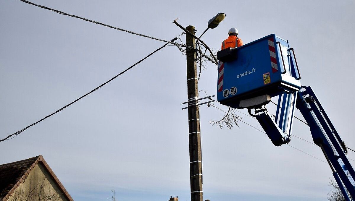 Un agent d'Enedis intervient sur une ligne électrique après une mini-tempête .