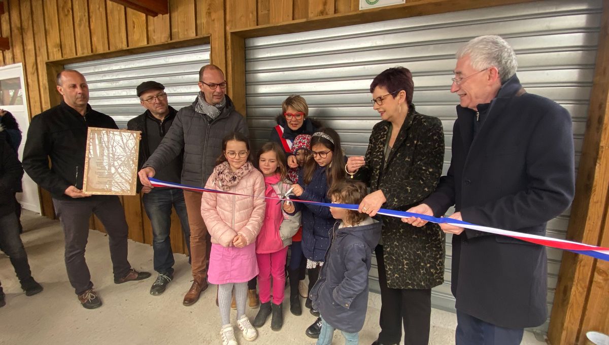 Les habitants, la préfète de la Creuse, les élus locaux, et les producteurs ont inauguré l'épicerie, ce dimanche 11 février