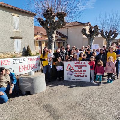 Les parents d'élèves ont lancé la mobilisation dès qu'ils ont appris que les écoles de Curtille et de Buvin risquaient de fermer.