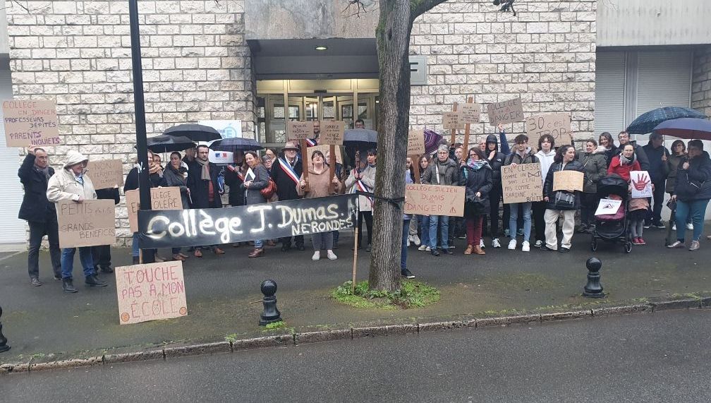 Les opposants aux fermetures de classes ont manifesté devant l'inspection académique à Bourges