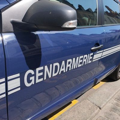 Un véhicule de gendarmerie du Loiret, le 19 avril 2021, devant le tribunal d'Orléans.