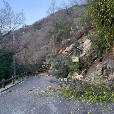 Un éboulement est survenu sur la route du Soleil à Coaraze.