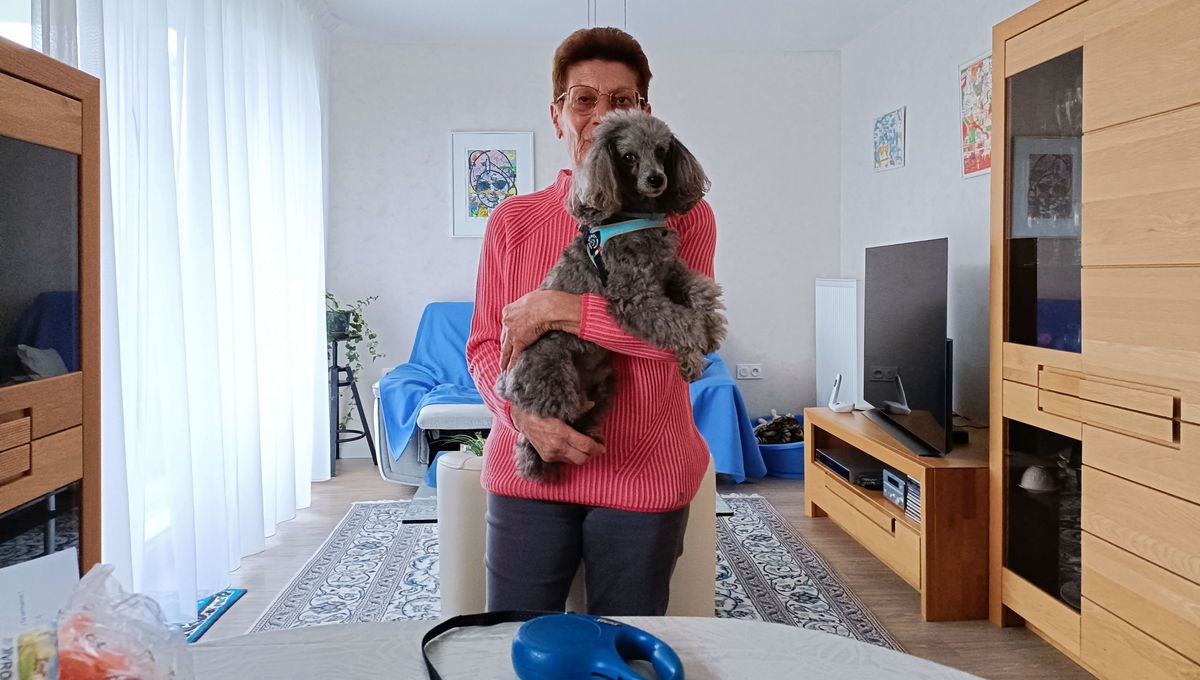 Cathia et son chien Gary dans son appartement au sein d'une résidence pour séniors à Kingersheim.